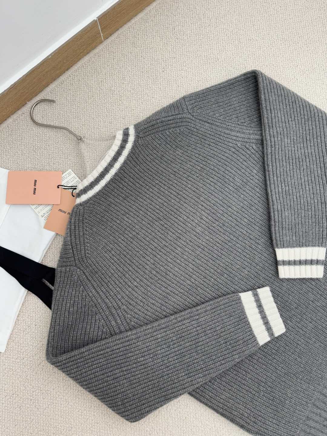 Miu25 New V-Neck White Trim Knit Sweater