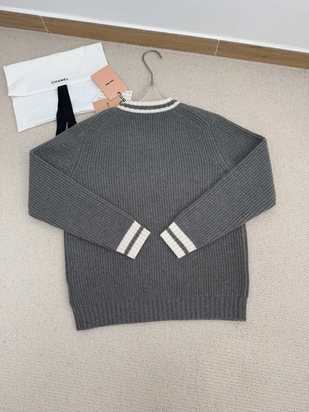 Miu25 New V-Neck White Trim Knit Sweater