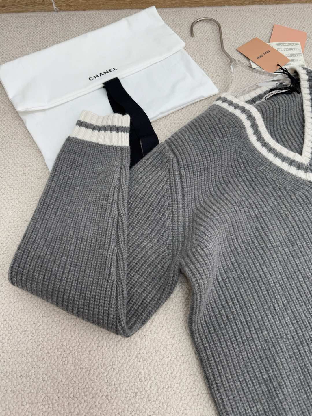 Miu25 New V-Neck White Trim Knit Sweater