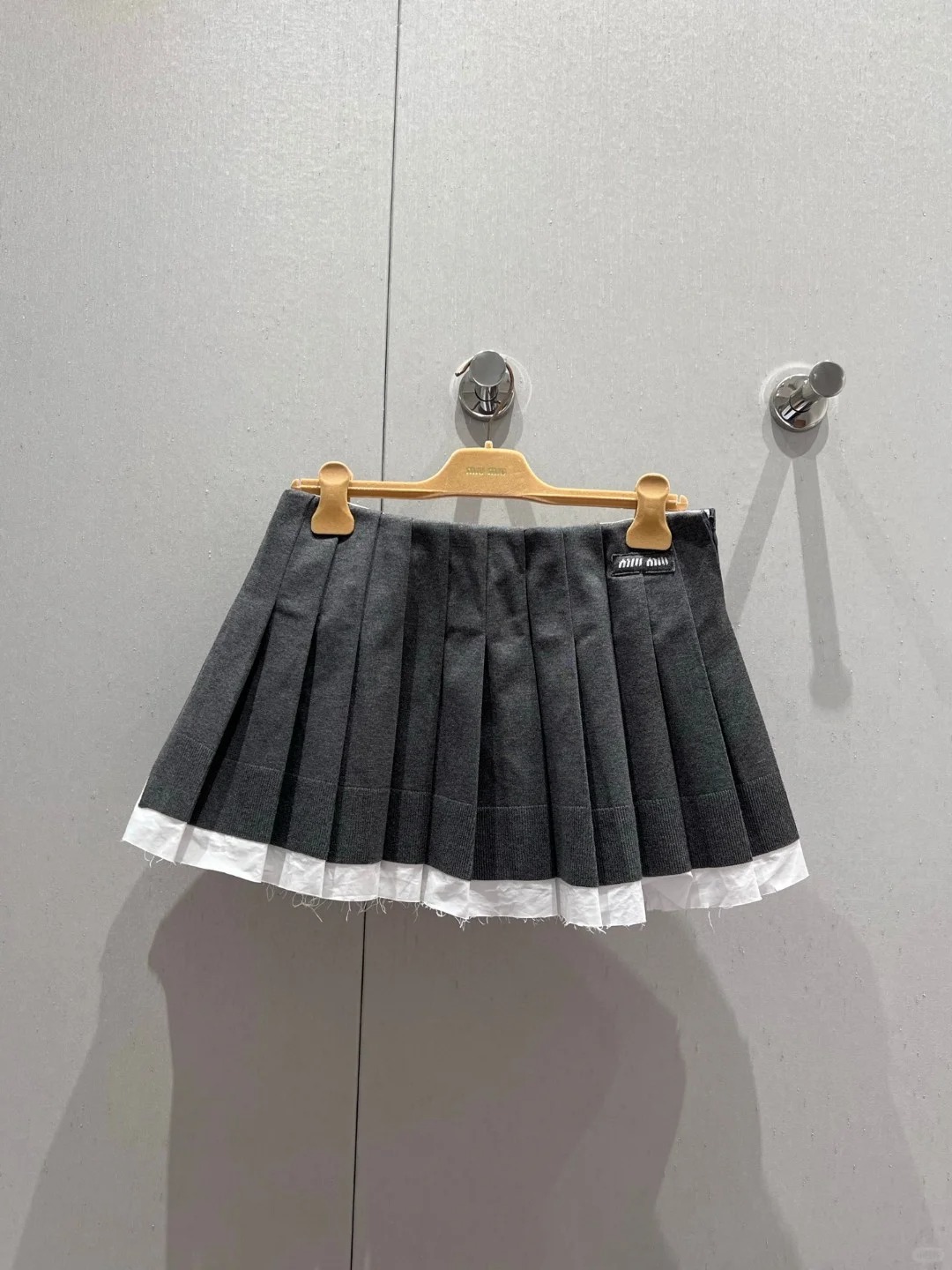 MIU 25SS Colorblocked Pleated Short Skirt