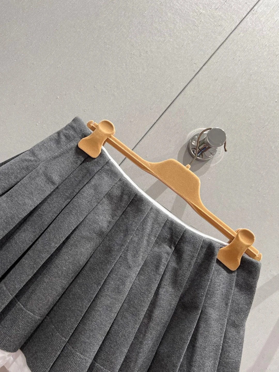 MIU 25SS Colorblocked Pleated Short Skirt