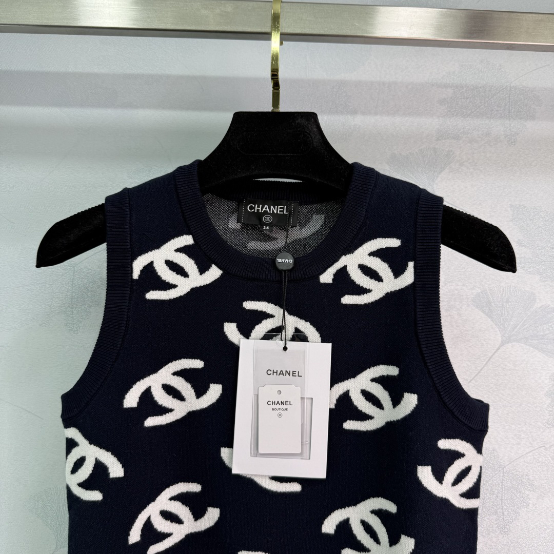 CHANE25SS Double C Crew Neck Knit Vest