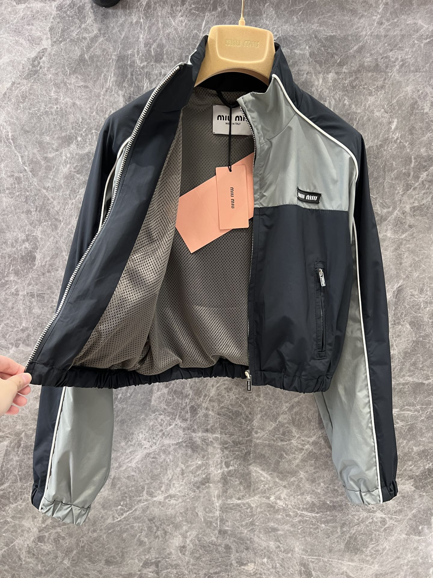 MIU25SS monogrammed appliquéd stand-up collar colorblocked short jacket