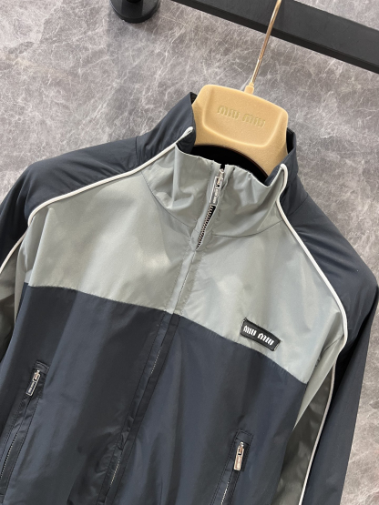 MIU25SS monogrammed appliquéd stand-up collar colorblocked short jacket