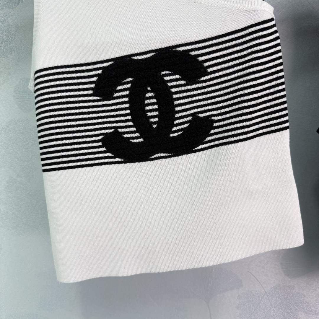 CHANE25SS Striped Knit Vest