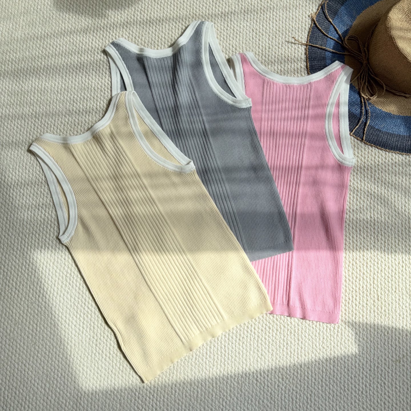 CHANE Tricolor Slim Knit Vest