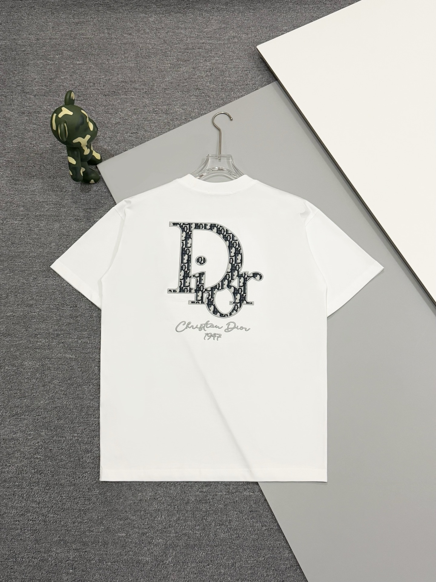 DD Embroidered large logo T-shirt on the back