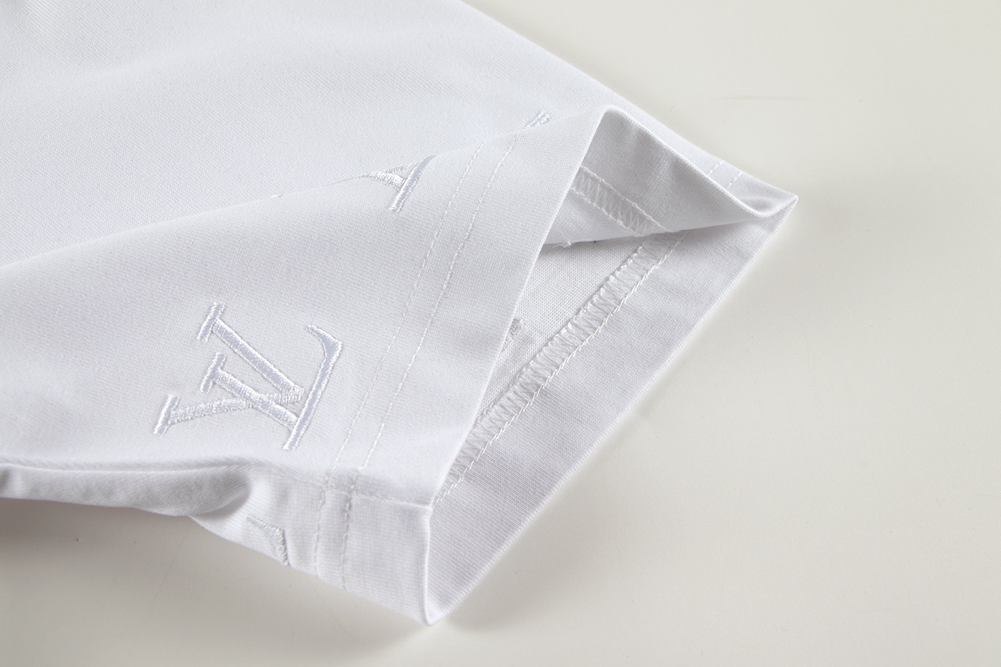 1V Embroidered logo short sleeved T-shirt