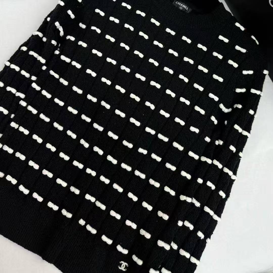 CC 25Autumn and winter collection embellished with bow tie sweater