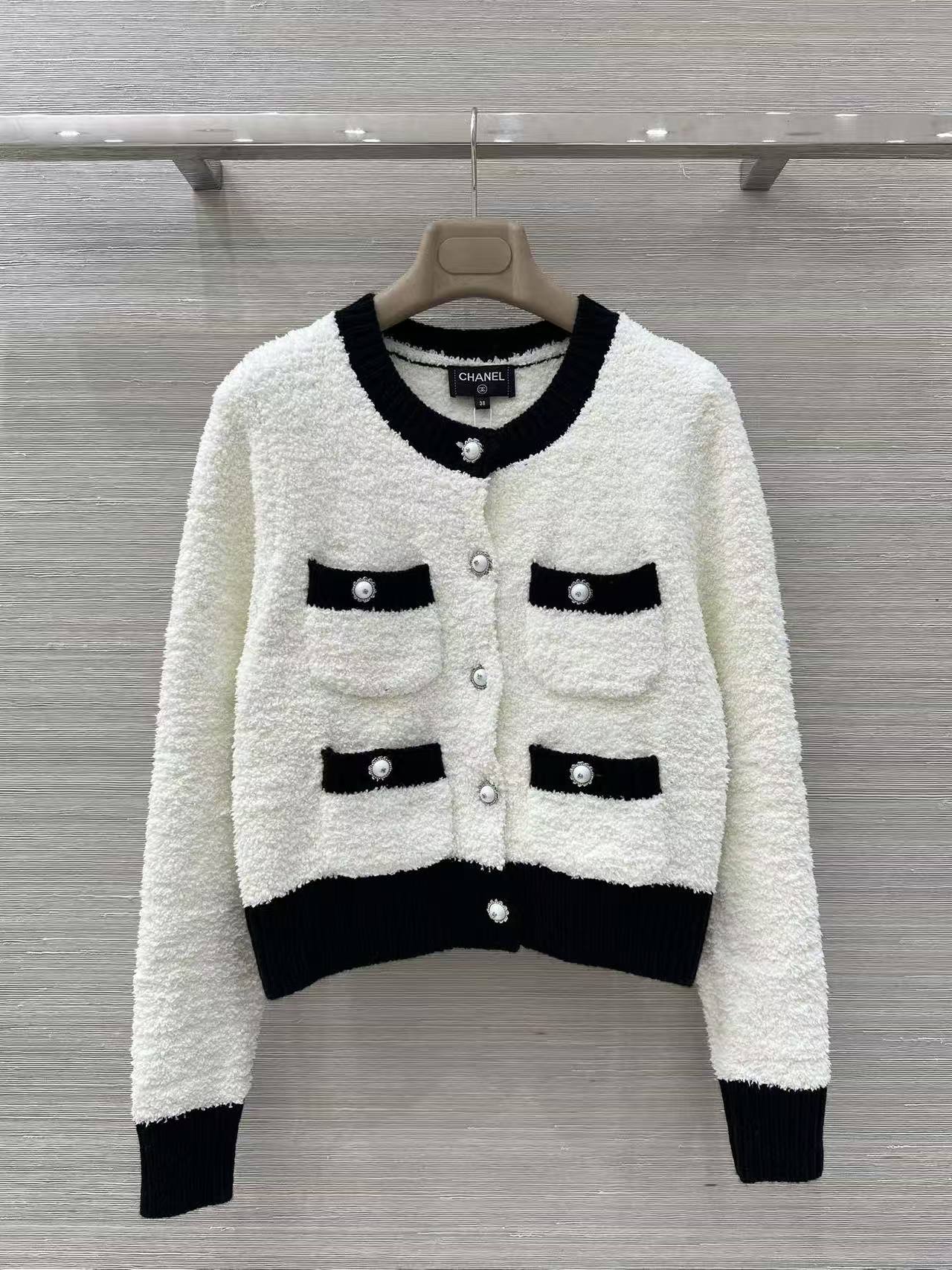 CC 25SS  Classic black and white contrasting pocket knit cardigan
