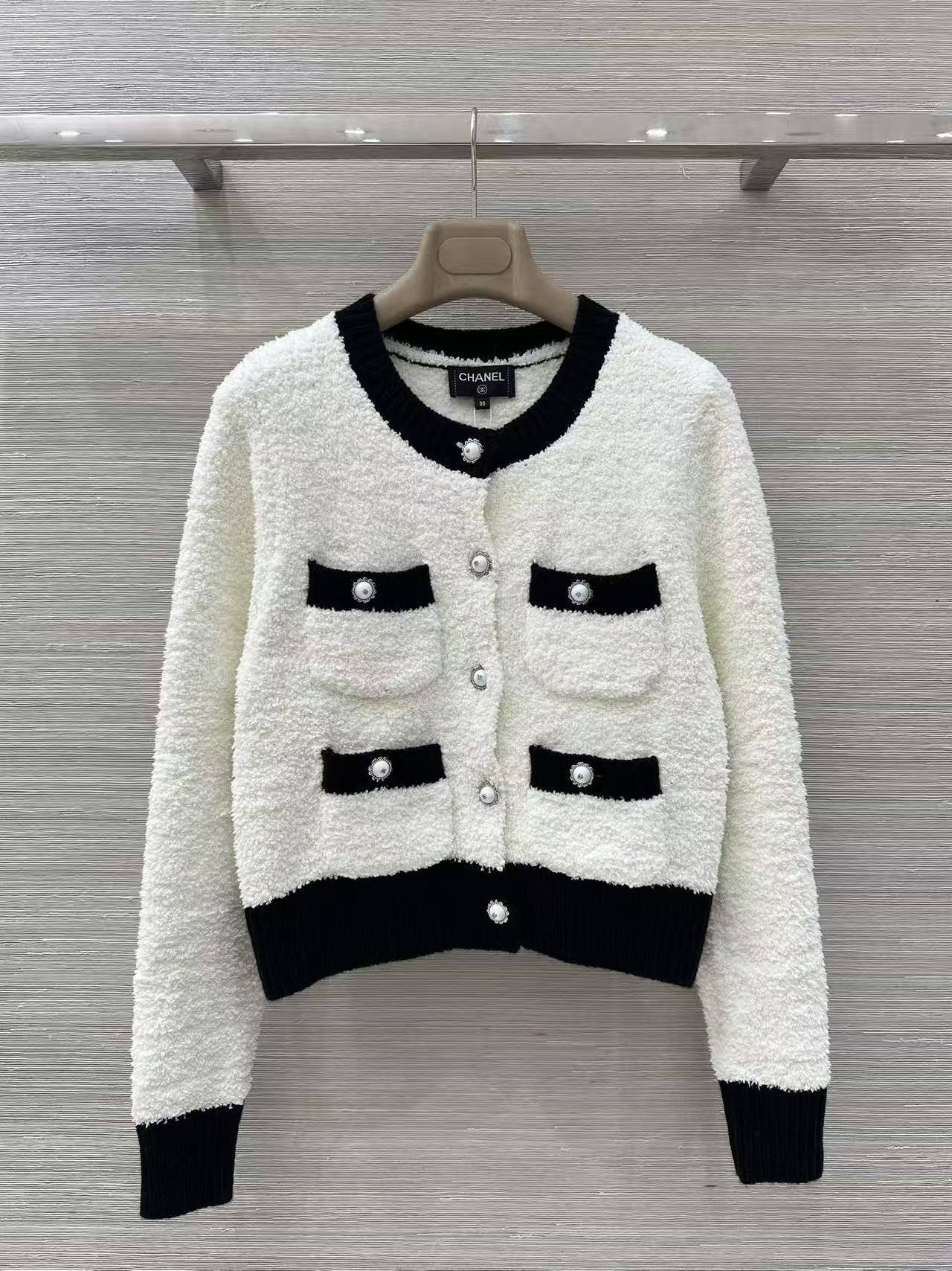 CC 25SS  Classic black and white contrasting pocket knit cardigan