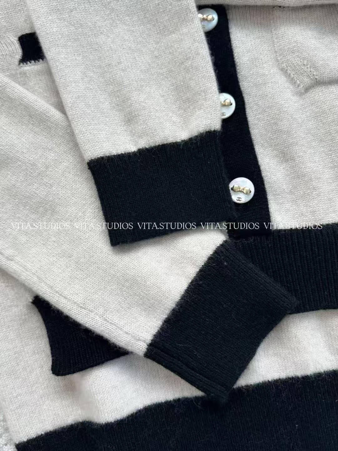 CC 25SS  Contrasting knitted top