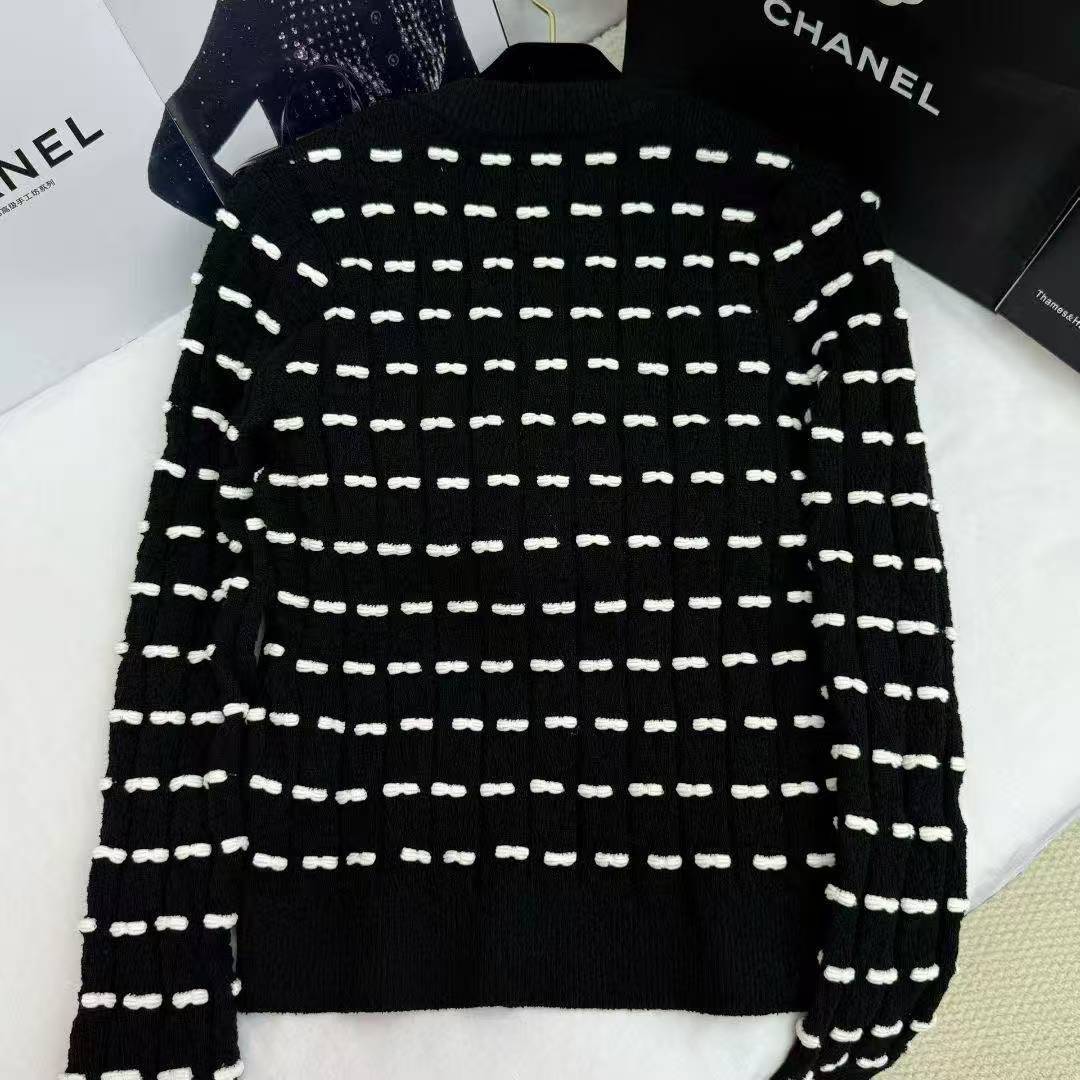 CC 25Autumn and winter collection embellished with bow tie sweater