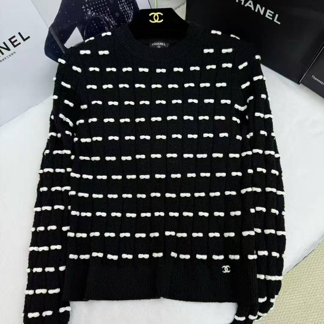 CC 25Autumn and winter collection embellished with bow tie sweater