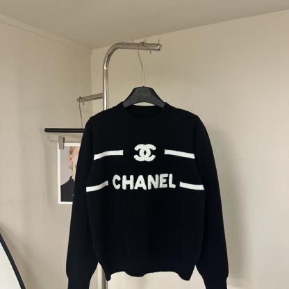CC Classic embroidered LOGO sweater in black and white
