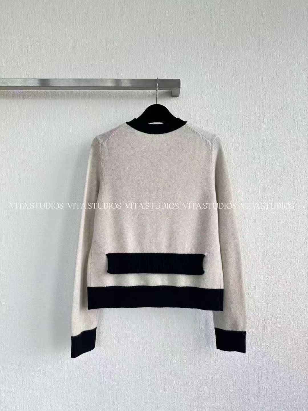 CC 25SS  Contrasting knitted top