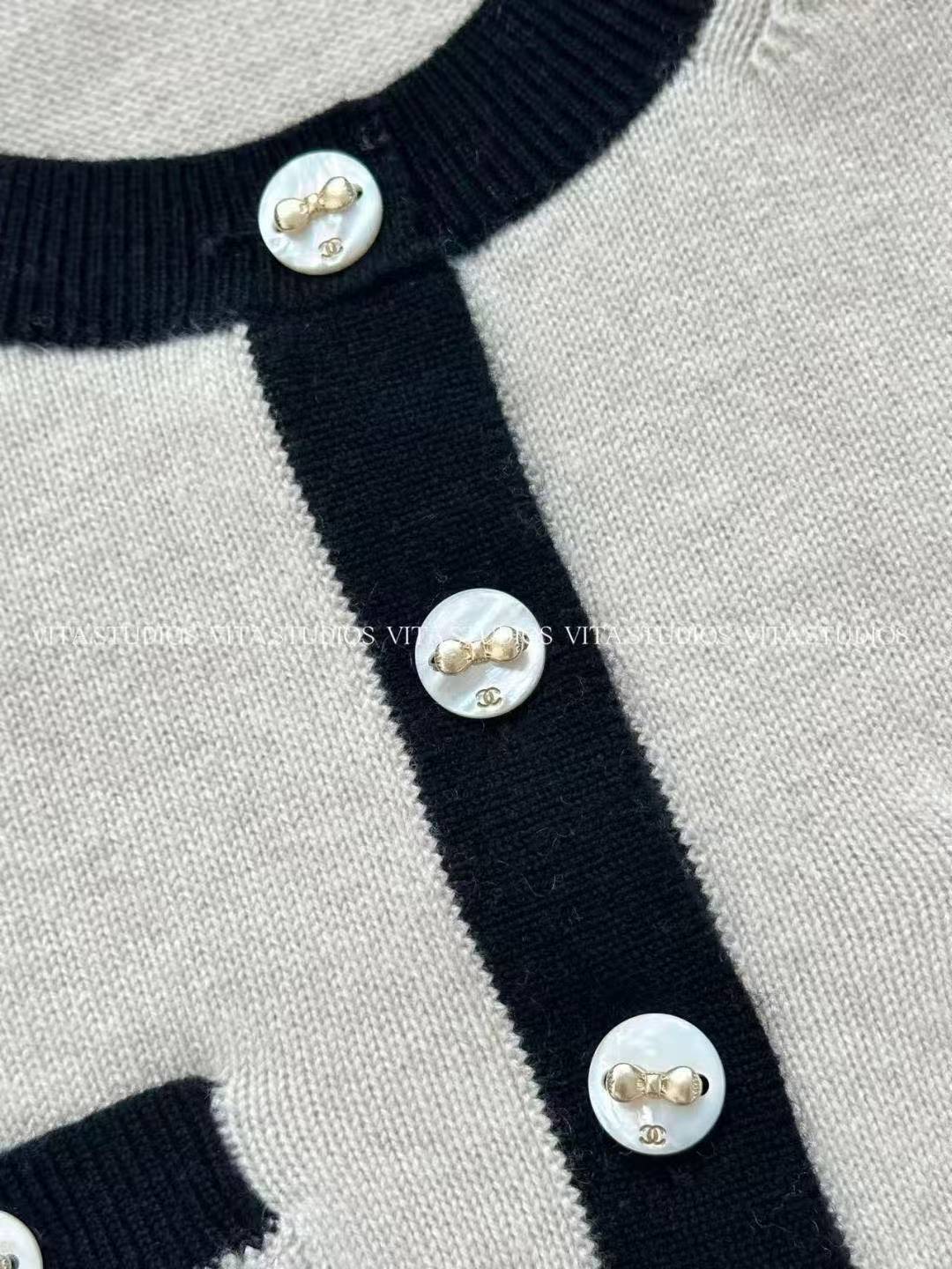 CC 25SS  Contrasting knitted top