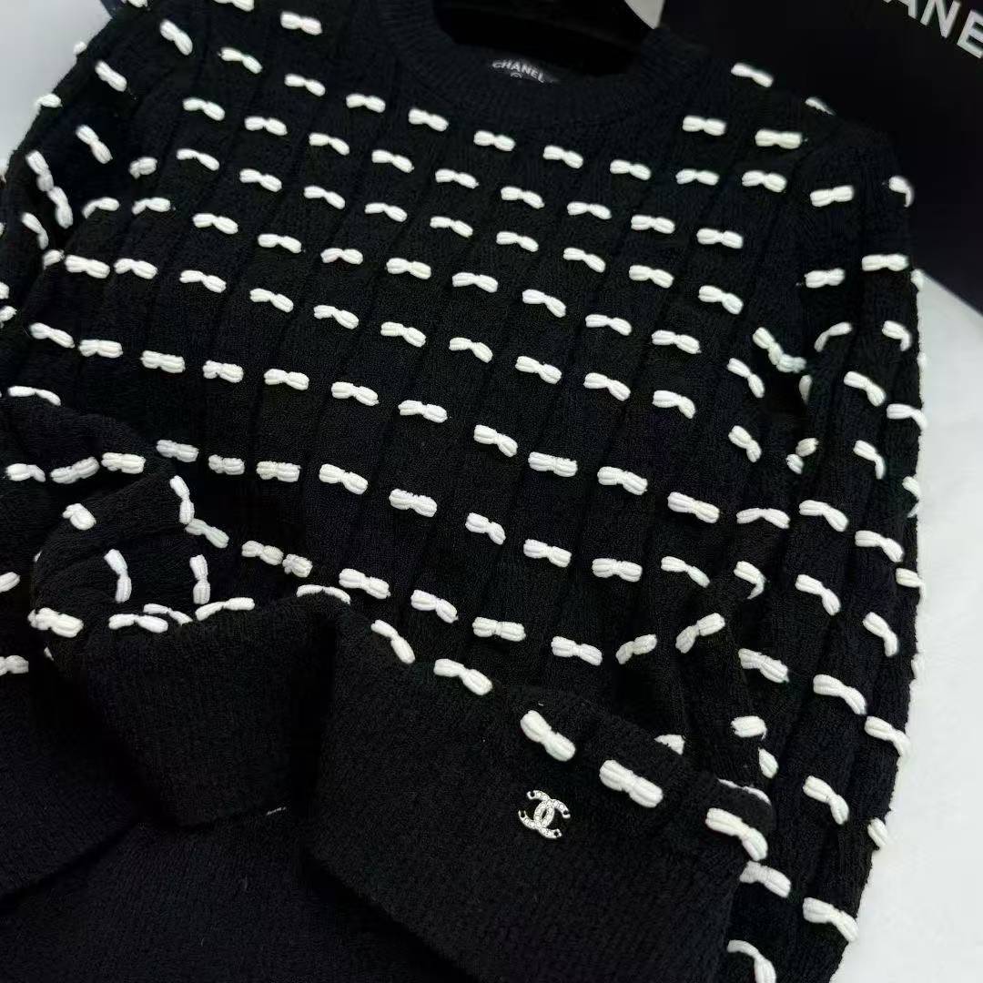 CC 25Autumn and winter collection embellished with bow tie sweater