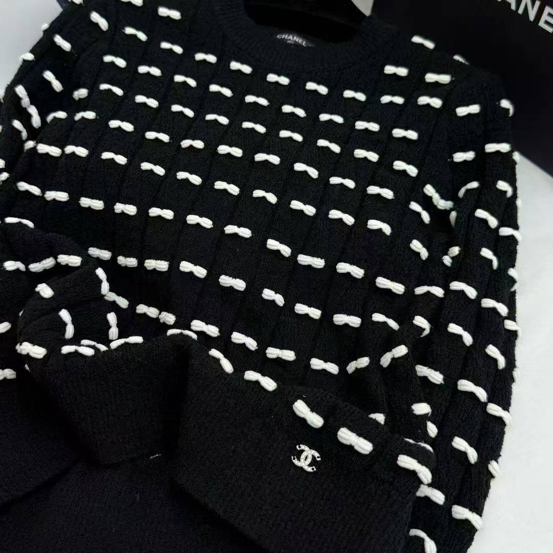 CC 25Autumn and winter collection embellished with bow tie sweater