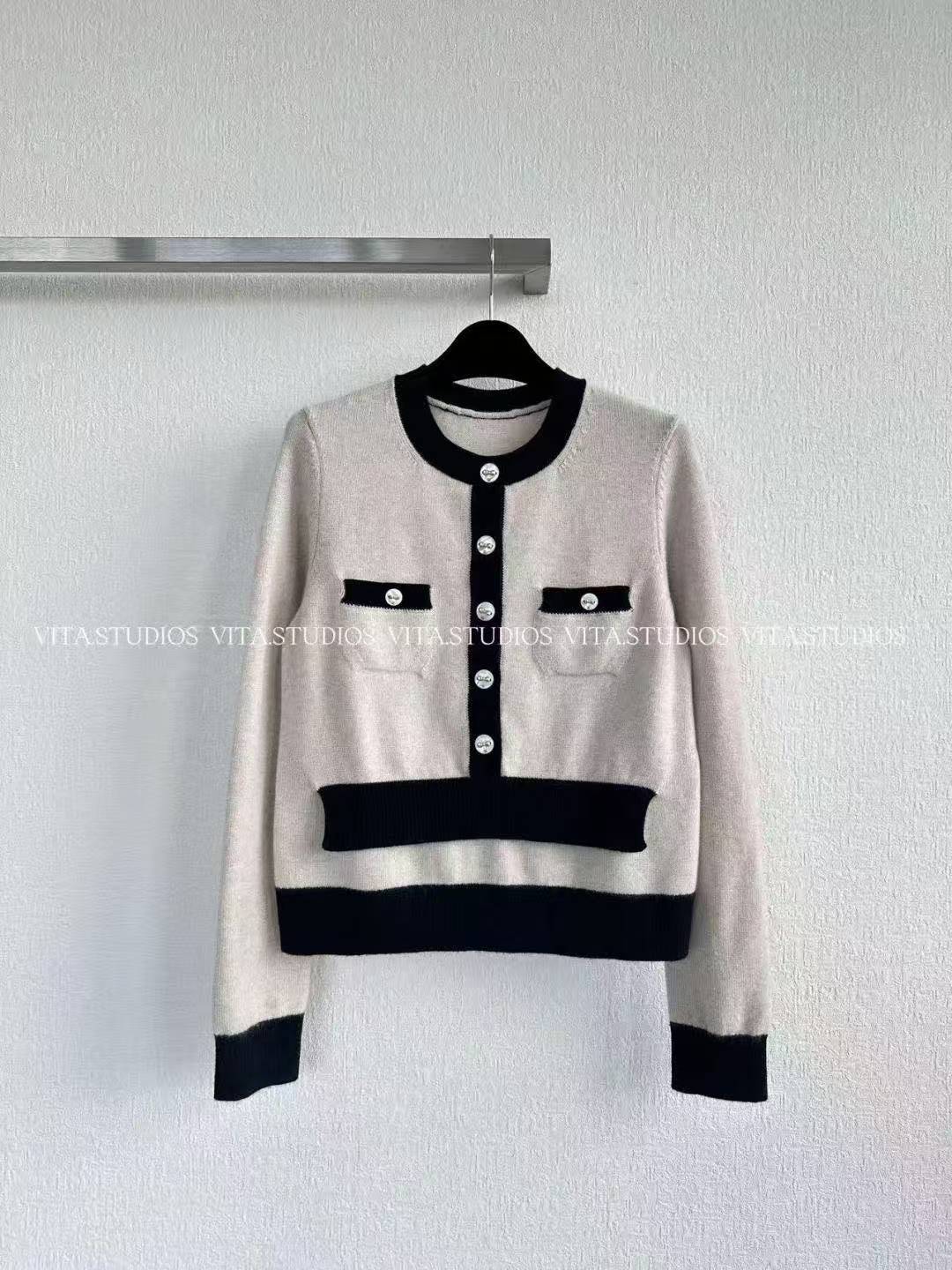 CC 25SS  Contrasting knitted top