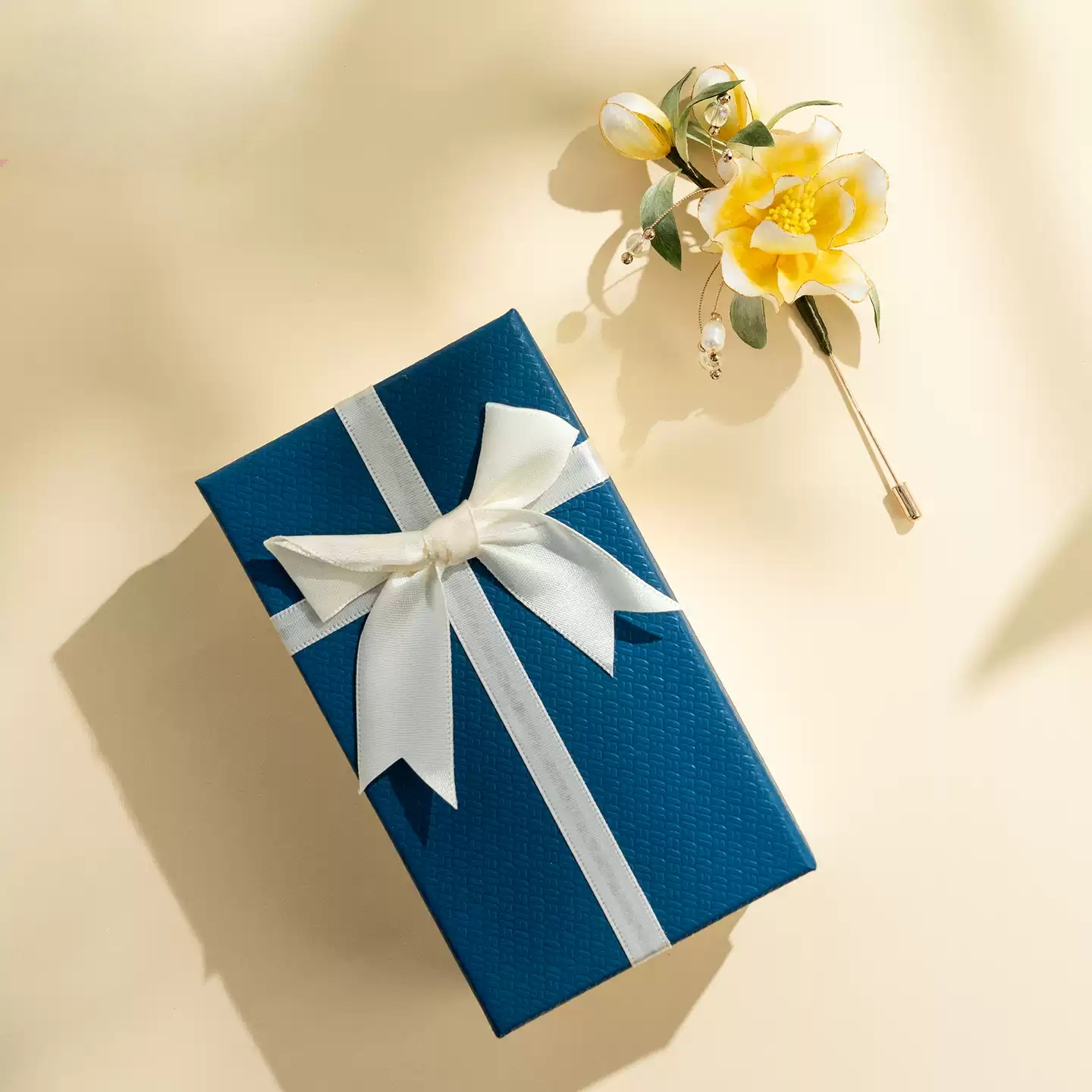 Calendula Flower Themed Intangible Cultural Heritage Velvet Brooch, Handmade with Mulberry Silk, Chinese-Style High-End Exquisite Accessory, Ideal Gift for Teachers