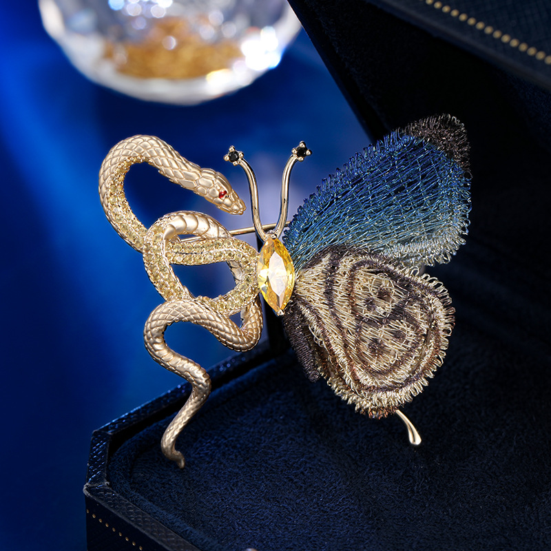 New Original Niche Design Serpent and Butterfly Brooch, High-End Women's Clothing Accessory Pin, Versatile Suit Corsage