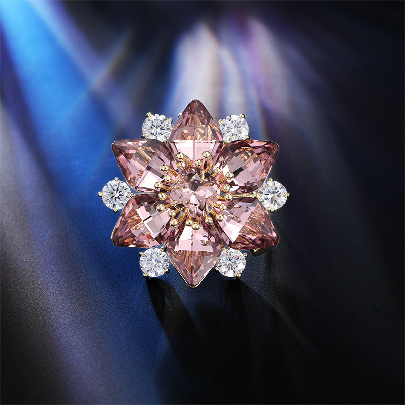 Heavy-duty, high-end, exquisite luxury brooch with blue crystal and zircon snowflake design, suitable for suits and coats, sophisticated fashion accessory