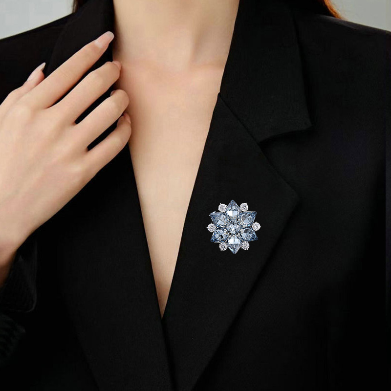Heavy-duty, high-end, exquisite luxury brooch with blue crystal and zircon snowflake design, suitable for suits and coats, sophisticated fashion accessory