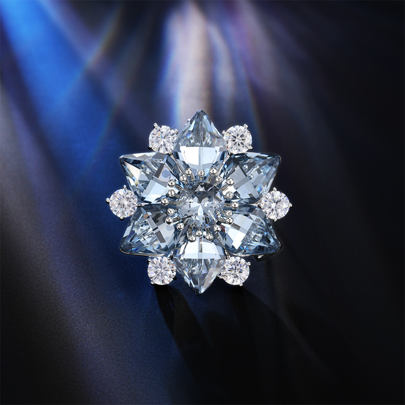 Heavy-duty, high-end, exquisite luxury brooch with blue crystal and zircon snowflake design, suitable for suits and coats, sophisticated fashion accessory