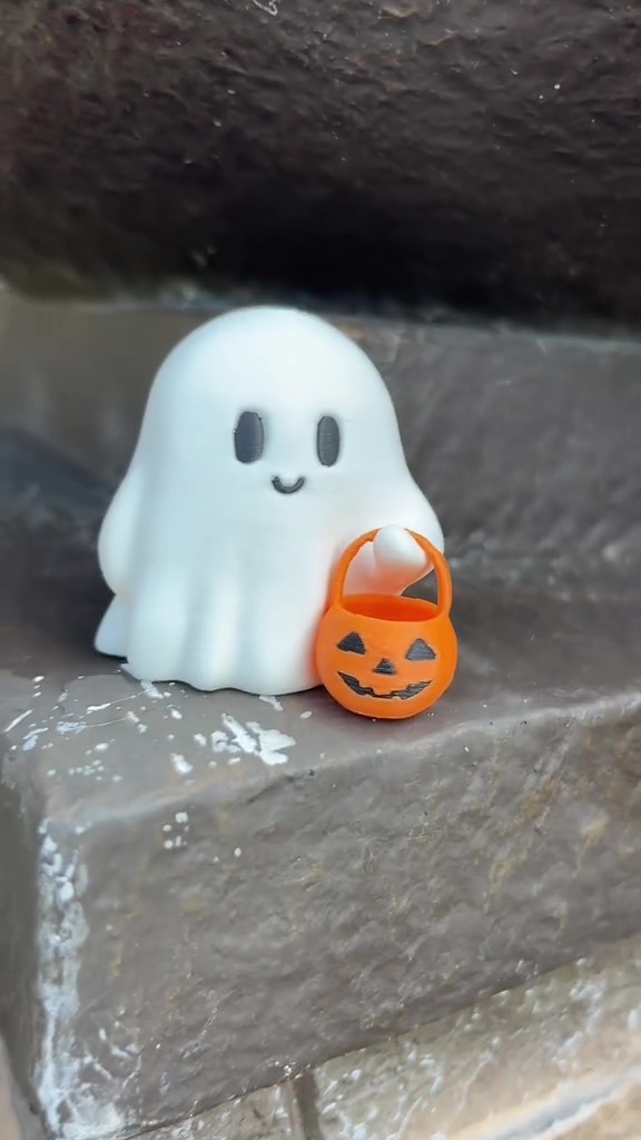 👻 A spooky ghost carrying a pumpkin, yelling ‘Trick or treat!’