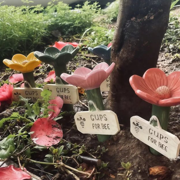 🐝LAST DAY 49% OFF - Flower-Shaped Bee Watering Station💧