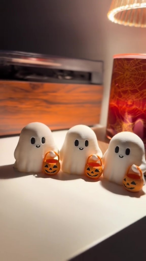 👻 A spooky ghost carrying a pumpkin, yelling ‘Trick or treat!’