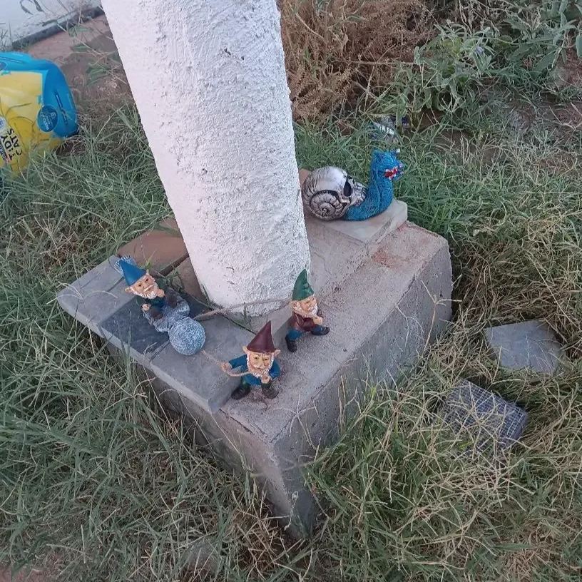 3PCS Whimsical Gnome Alien Capture Garden Statues