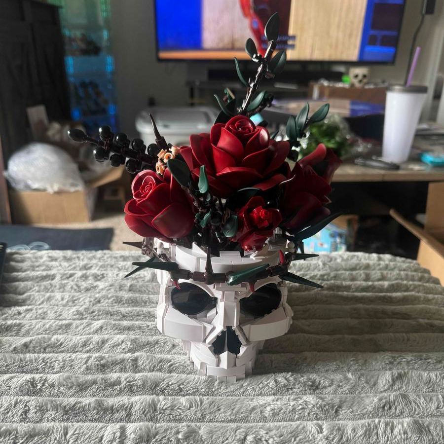 💀Gothic Skull & Rose Building Blocks Set – 1101pcs🌹