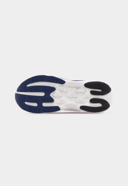 Suela de zapato deportivo con patrones de caucho en azul, negro y blanco sobre un fondo blanco.