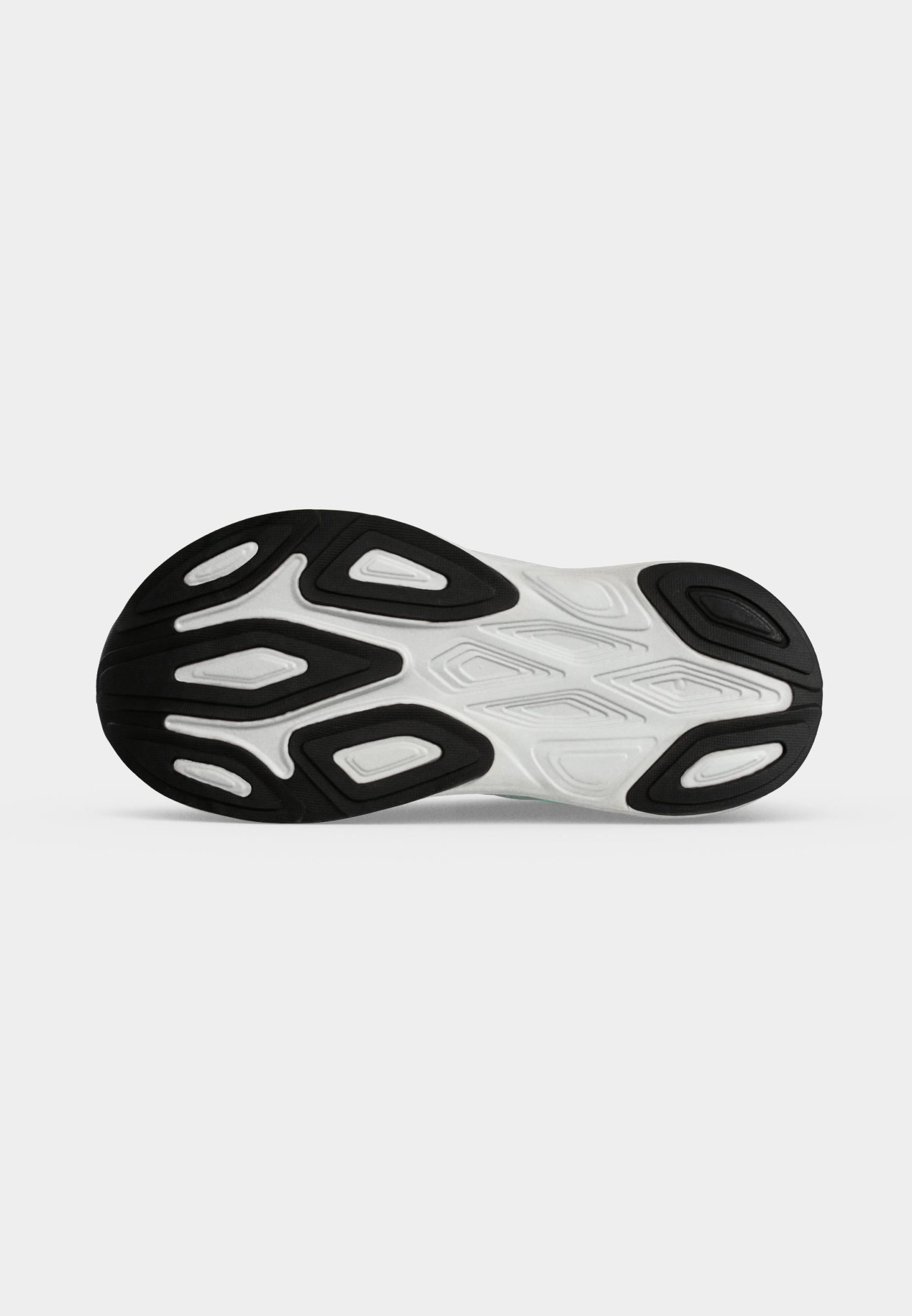 Suela de una zapatilla deportiva blanca con patrones de goma negra diseñados para agarre y durabilidad.