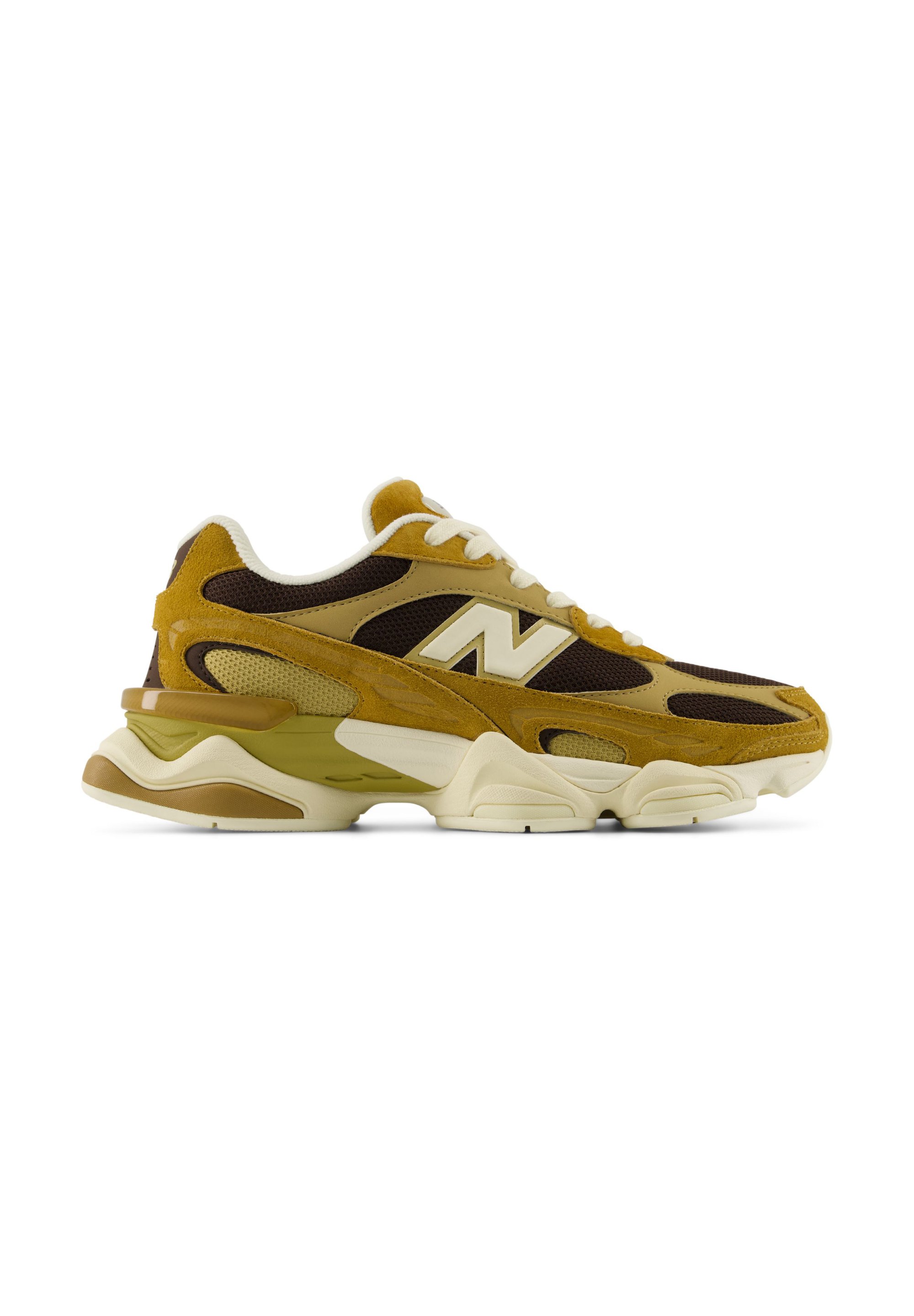 Zapatilla New Balance marrón y beige con cordones blancos, parte superior de malla y ante, y suela gruesa y multilaminada.