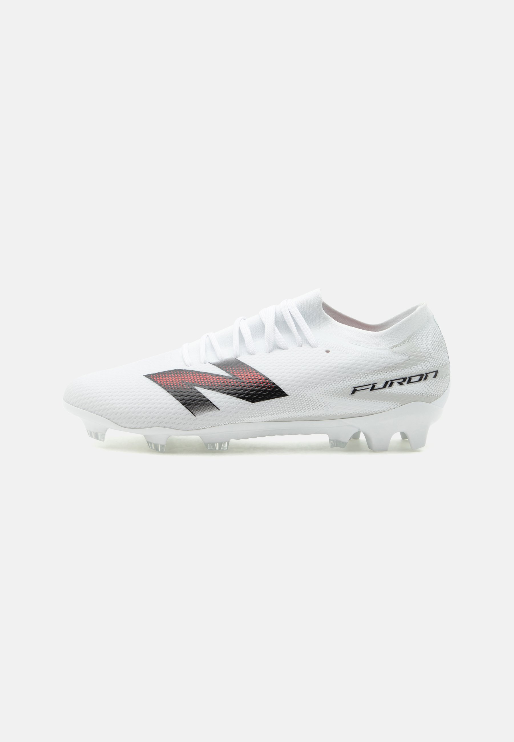 Botas de fútbol blancas con el logo "N" en negro y rojo en el lateral y el texto "Furon" cerca del talón, con tacos moldeados en la suela.