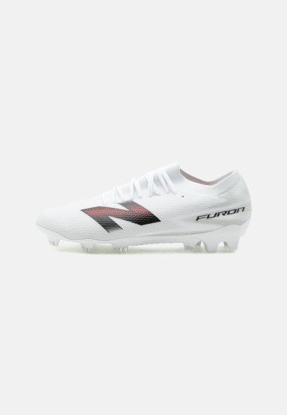 Botas de fútbol blancas con el logo "N" en negro y rojo en el lateral y el texto "Furon" cerca del talón, con tacos moldeados en la suela.