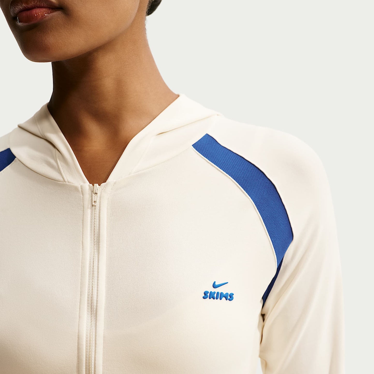 NikeSKIMS dehnbares Strickmaterial - NikeSKIMS Stretch Knit Baby-Hoodie mit durchgehendem Reißverschluss (Damen)