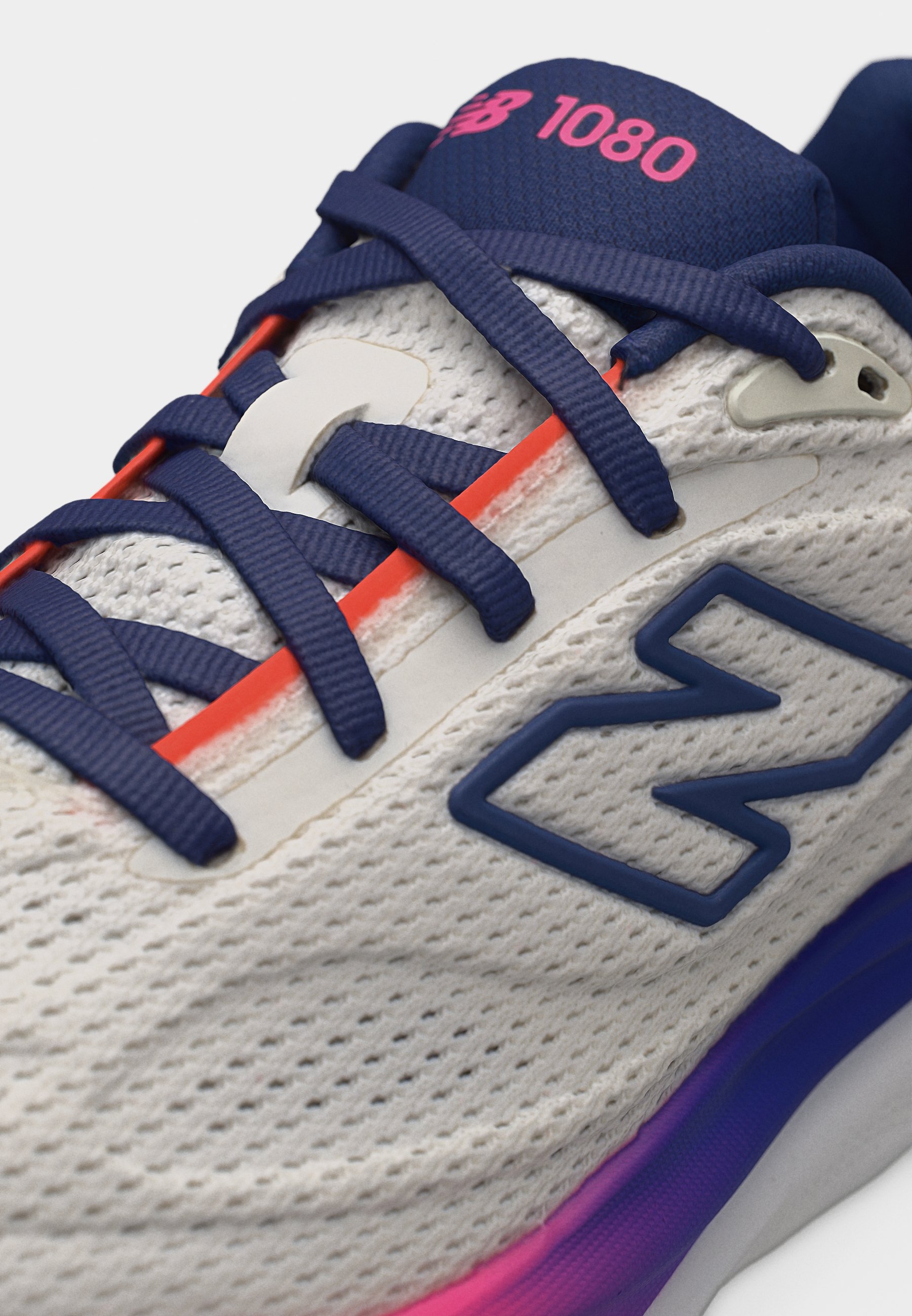 Primer plano de zapatilla de running New Balance 1080 de malla blanca con cordones azul marino, logo azul marino, detalles rosas y suela con degradado púrpura-rosado.
