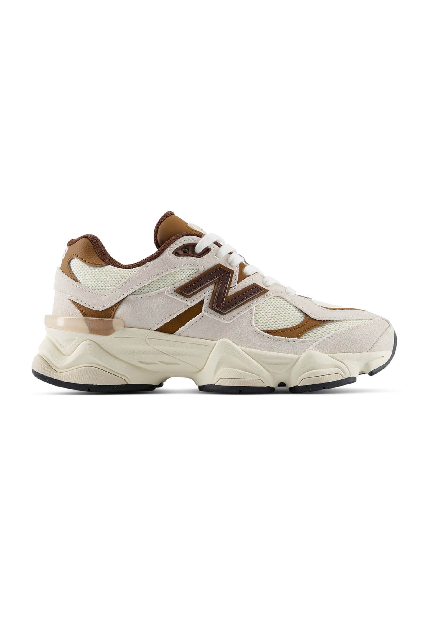 Zapatilla deportiva beige y marrón con cordones blancos, parte superior de malla y ante, suela gruesa acolchada y un gran logo "N" en el lateral.