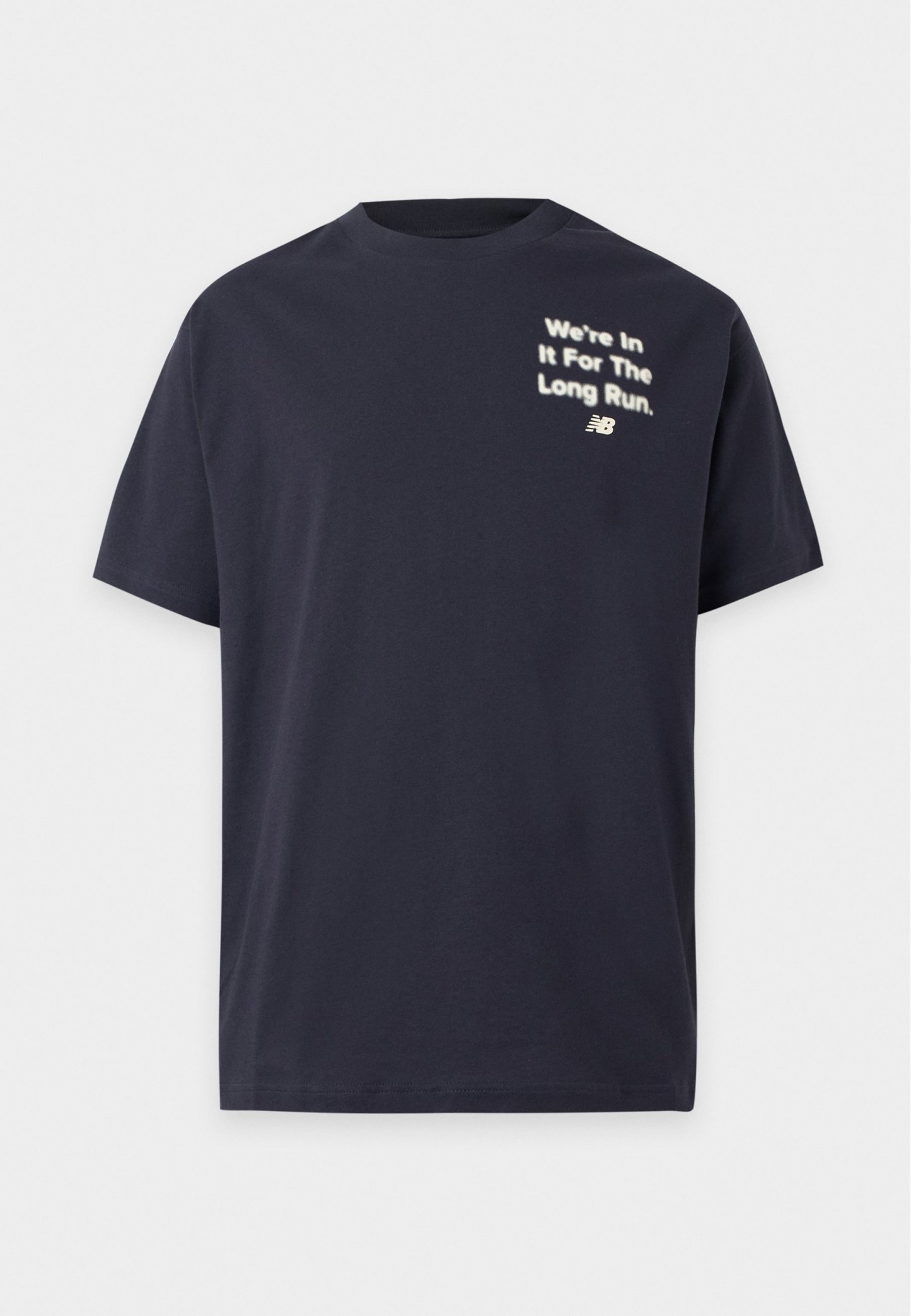 Camiseta negra de manga corta con texto blanco en la parte superior izquierda que dice "We're In It For The Long Run" y un pequeño logo de New Balance debajo.