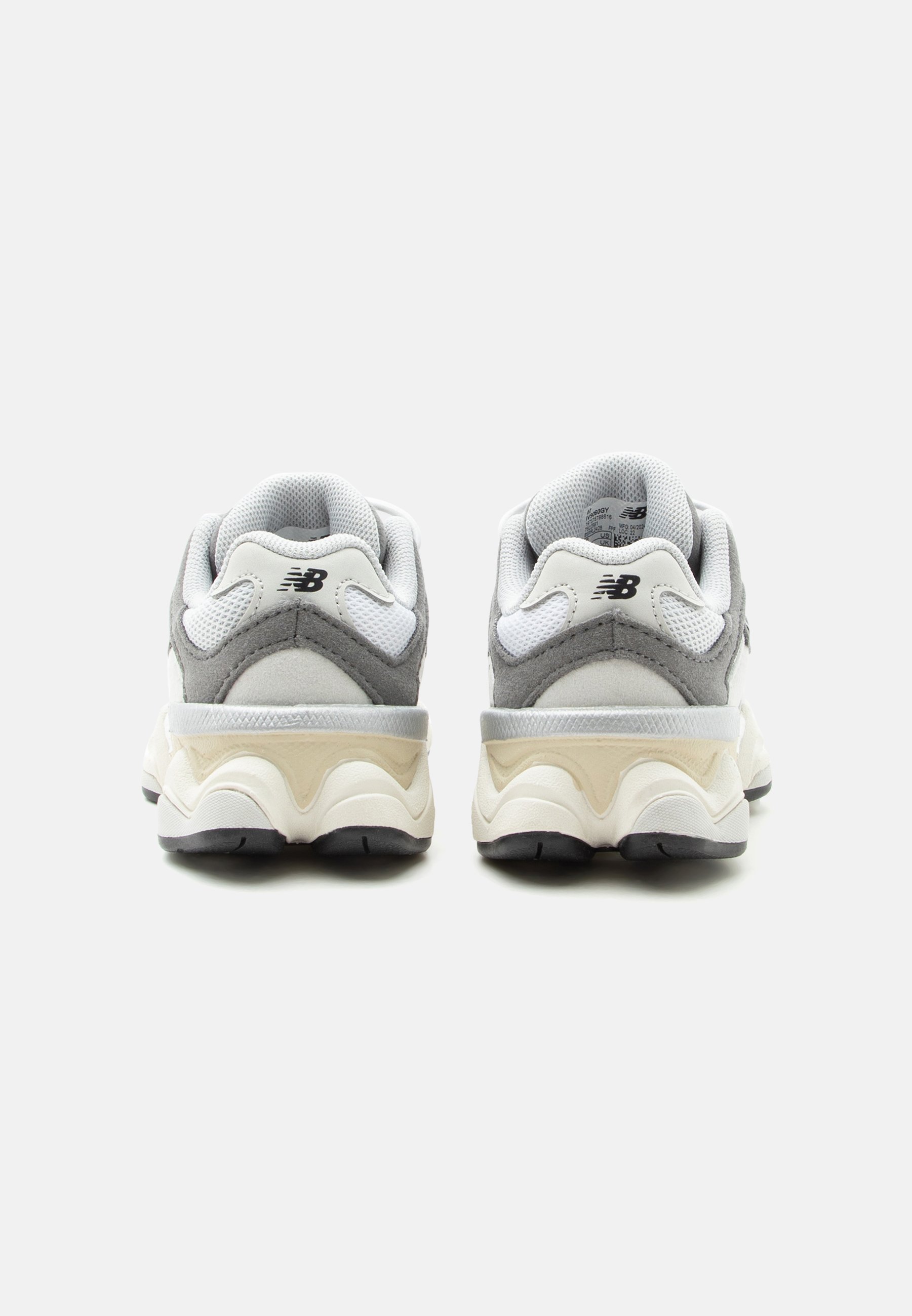 Par de zapatillas New Balance en gris y blanco vista desde atrás, con cuellos acolchados y suelas gruesas y moldeadas.