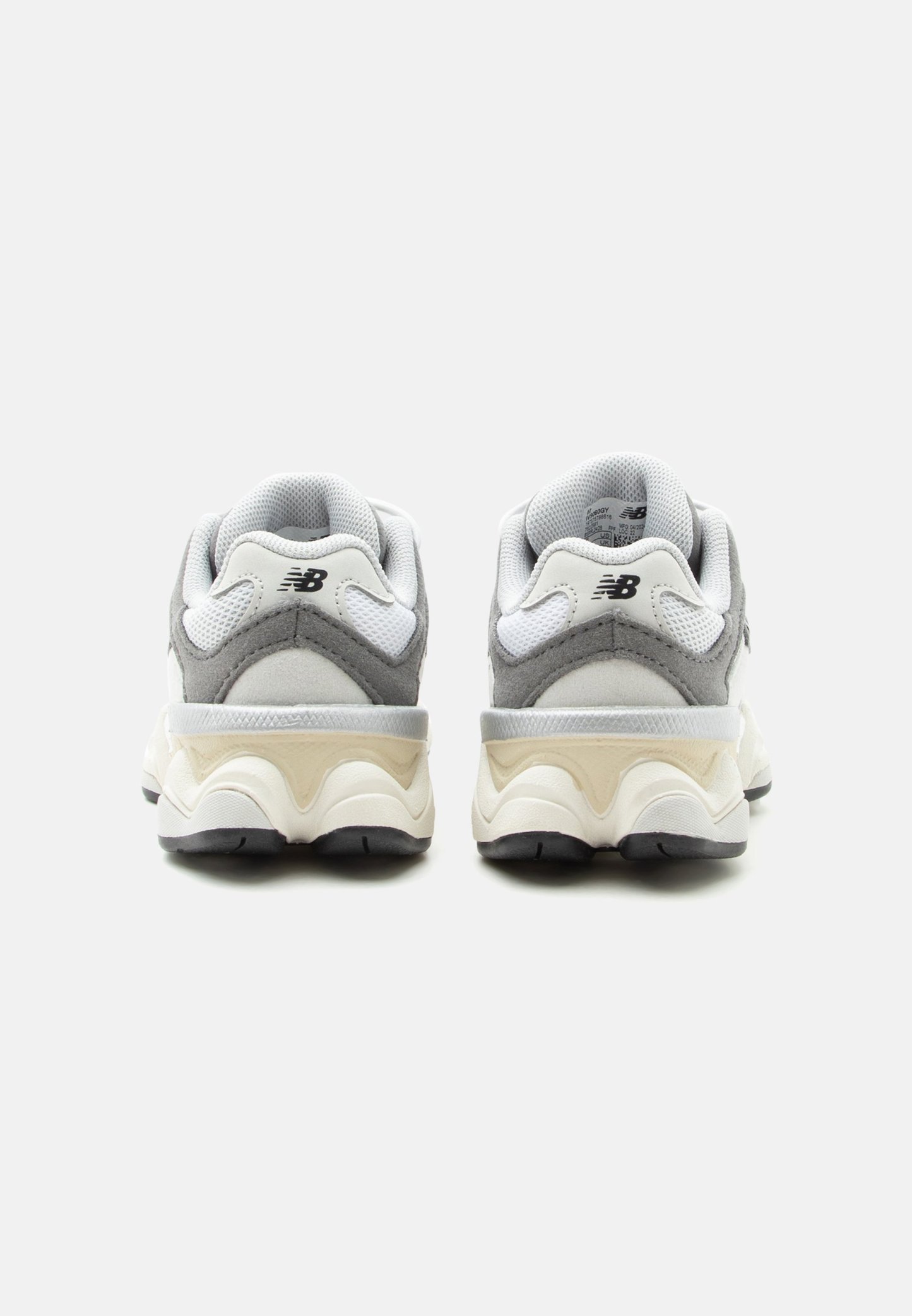 Par de zapatillas New Balance en gris y blanco vista desde atrás, con cuellos acolchados y suelas gruesas y moldeadas.