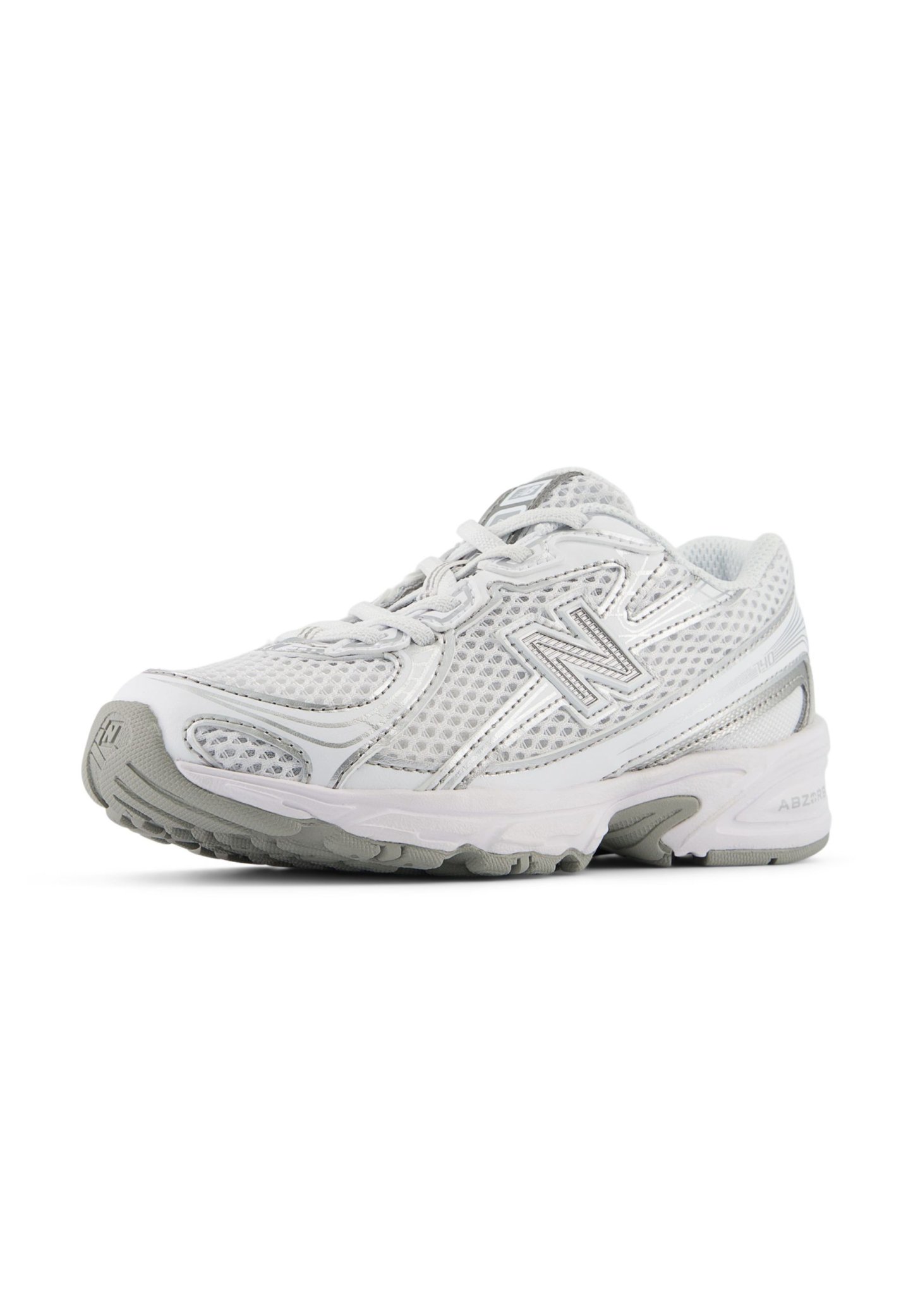 Zapatilla deportiva blanca con parte superior de malla, acentos plateados, diseño con cordones y suela de goma gris con tracción con patrones.