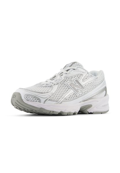 Zapatilla deportiva blanca con parte superior de malla, acentos plateados, diseño con cordones y suela de goma gris con tracción con patrones.