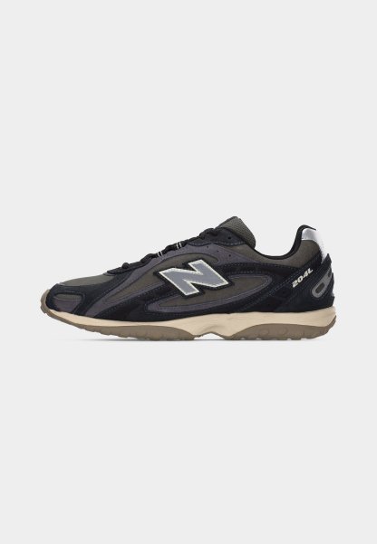 Zapatilla New Balance 204L en negro y gris con suela beige, logo lateral y cordones, mostrada en perfil lateral izquierdo sobre un fondo liso.