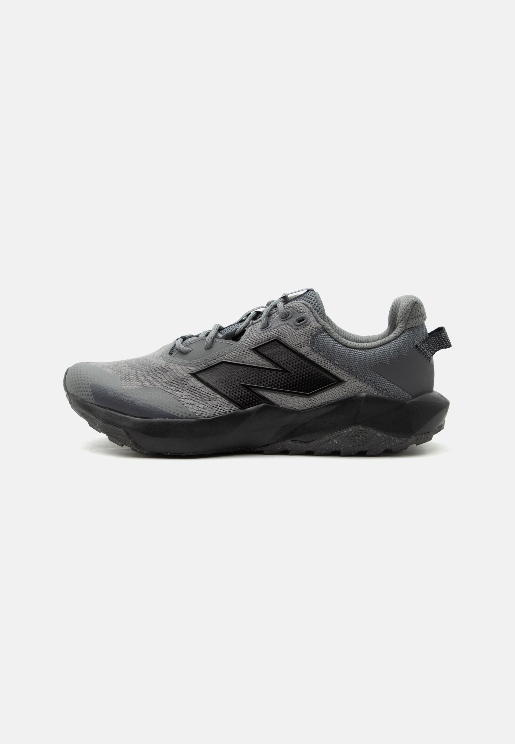 Zapatilla New Balance gris y negra con parte superior de malla, cierre de cordones, cuello acolchado y suela resistente para correr en senderos.
