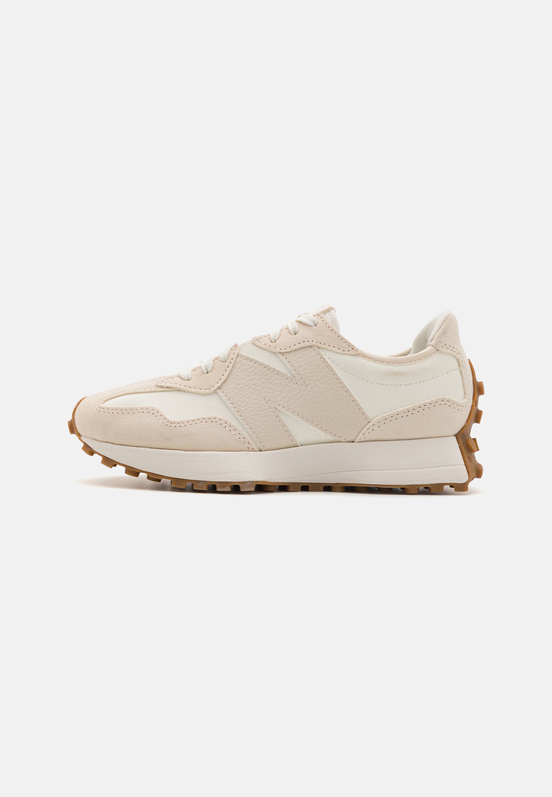 Zapatilla de running beige que presenta una combinación de cuero liso y texturizado, una suela acolchada y una suela de goma con dibujo visible.